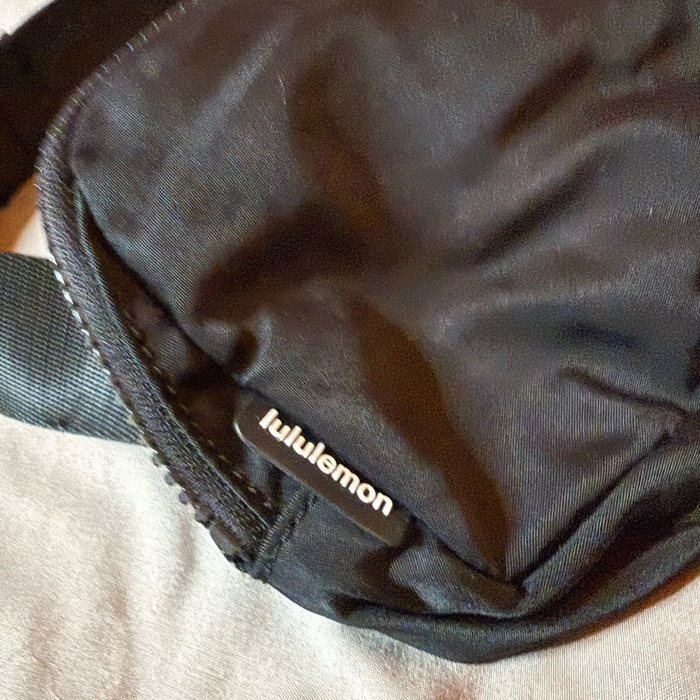 Lululemon Everywhere Belt Bag 🖤 🍋‎ - Picture 7 of 10